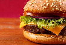 Фото - Директор института общепита РАН Иванова: гамбургер менее калориен, чем мясо с картошкой