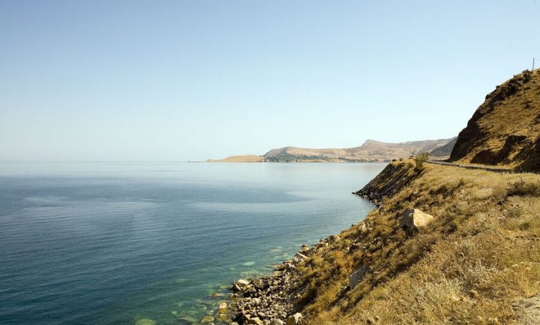 Фото - В турецком озере Ван обнаружили в скале древнюю пристань из-за падения уровня воды
