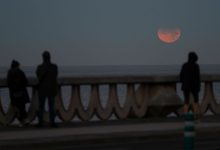 Фото - Астроном Сурдин порекомендовал смотреть на затмение через оберточную бумагу от цветов