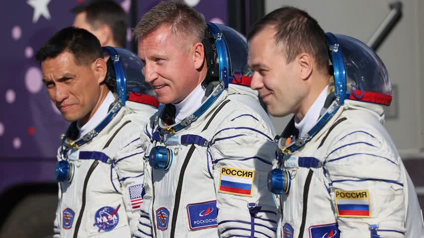 Фото - Подготовку к выходу космонавтов Прокопьева и Петелина в космос прекратили
